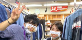 Bir Japon Mağazasında, Personeller Gülümseyen Maskeler Takmaya Başladı