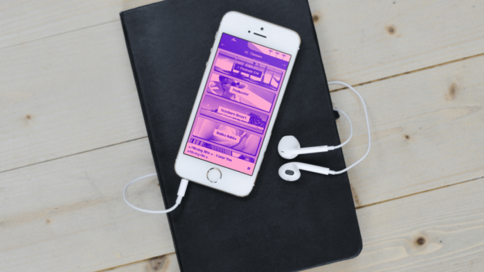 Yaz sarkilarina odaklanan retro tasarimli internet radyosu Poolside FM, iOS uygulamasini yayina aldi