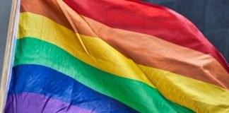 Ticaret Bakanlığı, LGBT ve Gökkuşağı Temalı Ürünlerin +18 İbaresiyle Satılmasına Karar Verdi